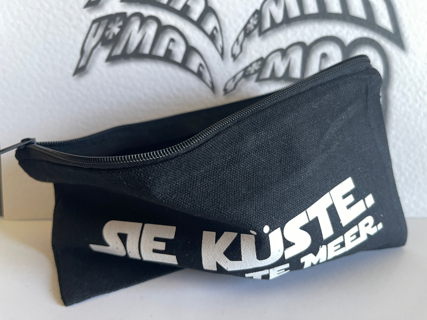Sie Küste. Er wollte Meer. - Festival & Weekend Organizer Bag | Clubber & Party Accessoires | Canvas 210x115mm
